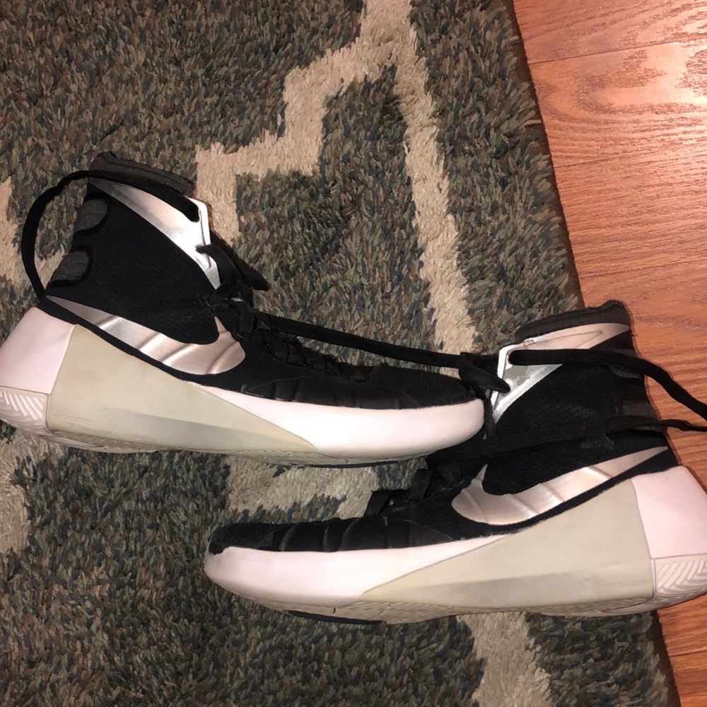 Basketball shoes
